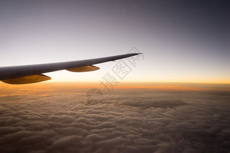 从窗口看到的飞机机翼图片