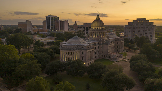 密西比州立首都大楼的空中观测图片