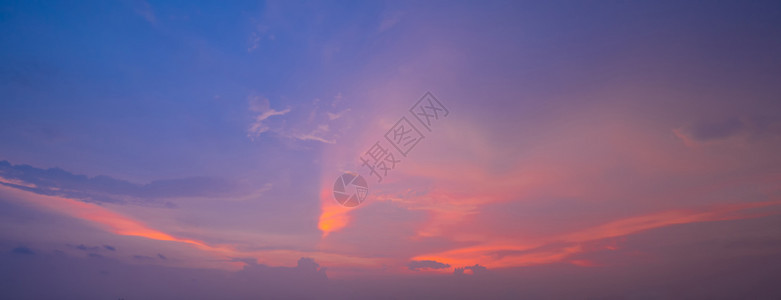 日落天空自然背景摘要戏剧蓝色和橙紫的云彩日落时间图片