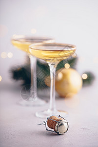 两杯香槟圣诞装饰香槟图片