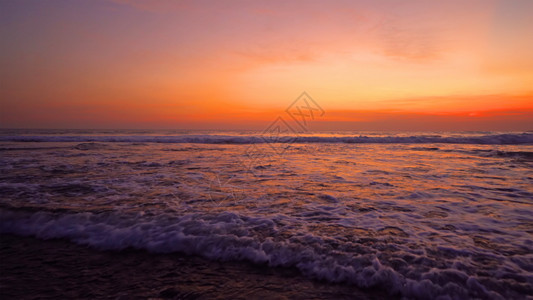 巴厘海滩的波浪印度尼西亚日落时的印度洋自然海风景天空背图片