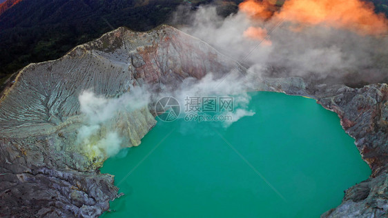 日出时有绿宝石硫磺湖的KawahIjen火山岩悬崖空中景象印度尼西亚东爪哇全景自然观背图片