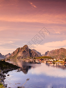 与Reine村的景象峡湾观海岸自然山峰高得尖锐北挪威Lofotten岛旅行目的地Fjord和山地景观挪威Lofoten岛背景图片