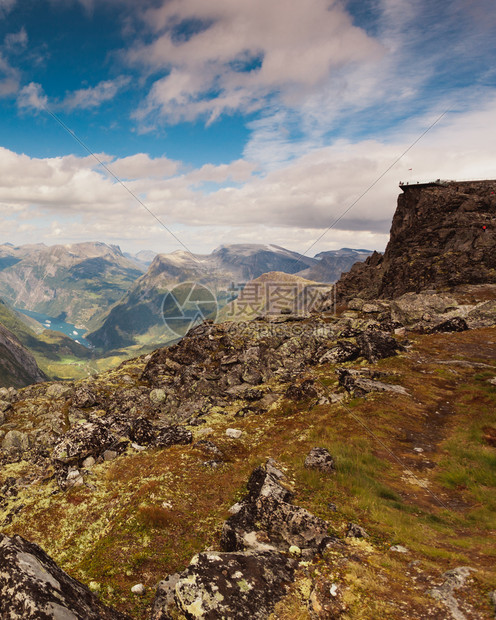 与来自Dalsnibba地区的Geirangerfjord的全景山地观Geiranger天行观山台远处挪威Dalsnibba观点图片