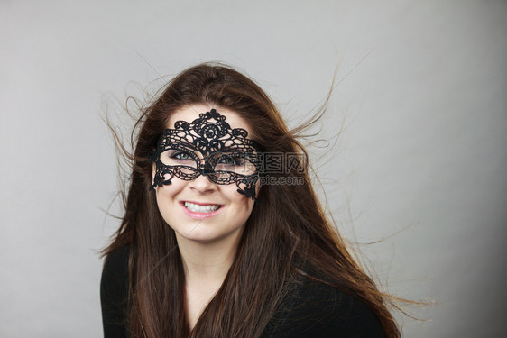 带着黑色眼罩的漂亮神秘女人戴着黑色的眼罩长着褐色头发图片