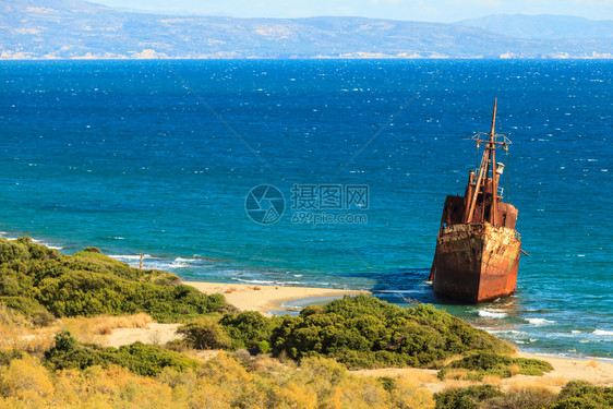 希腊的海岸线与Gytheio附近的Glyfada海滩上著名的生锈船沉没的DimitrosGythioLaconiaPelopon图片
