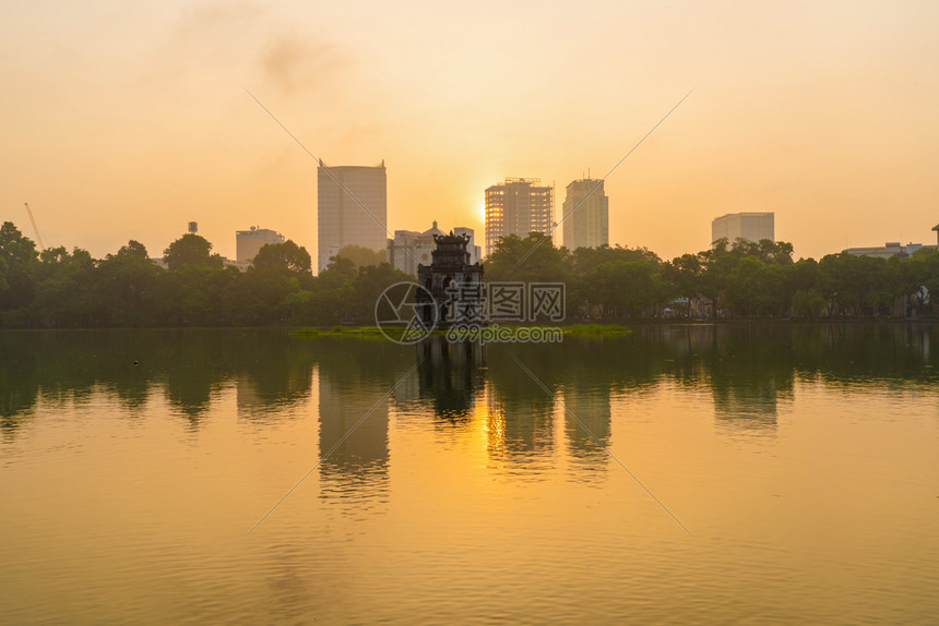 在HoanKiem湖中央公园花河内市中心有树木越南日落时城市景背图片