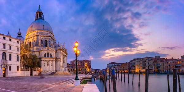 大运河和圣玛丽卫生协会或意大利威尼斯日落时的圣玛丽亚堂和教的BasilicaSantaMariadellaSalute威尼斯Sa图片