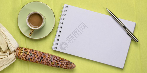 与带有装饰玉米和咖啡节假日贺卡概念的纸质相比空白螺旋艺术肖像手册图片