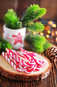 圣诞节背景装饰和桌边的蜡烛图片