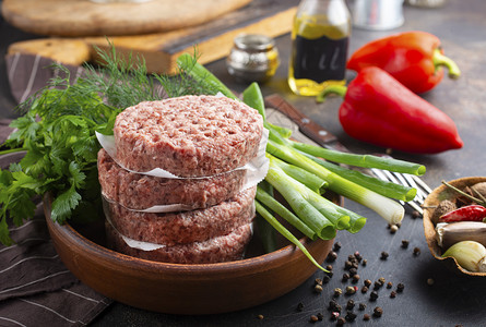 香辣牛肉披萨配有盐和香料盘上肉粉碎的原生菜片，加上香辣牛排背景