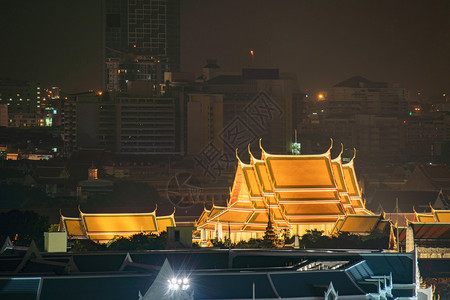Rajwaramahaviharn晚上在泰国城市曼谷的Watho或WatPhraChetuphonVimolmangklarar图片
