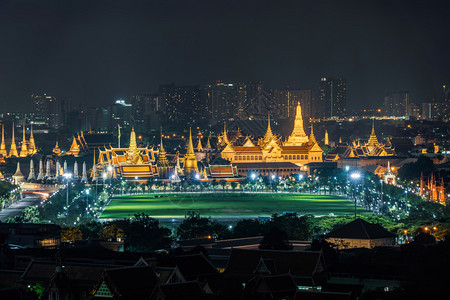 翡翠佛寺大宫殿WatPho黎明寺庙SanamLuangWatPhraKaew和摩天大楼曼谷市中心晚上泰国佛教寺庙图片