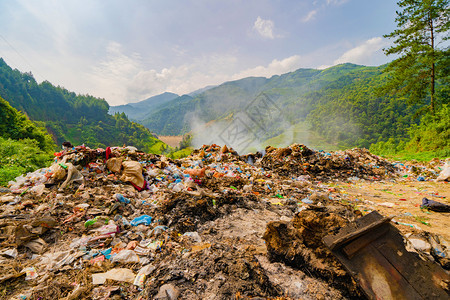 在越南的MuCangChai山区的稻田梯附近大垃圾堆塑料袋和垃圾焚烧图片