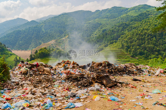 在越南的MuCangChai山区的稻田梯附近大垃圾堆塑料袋和垃圾焚烧图片