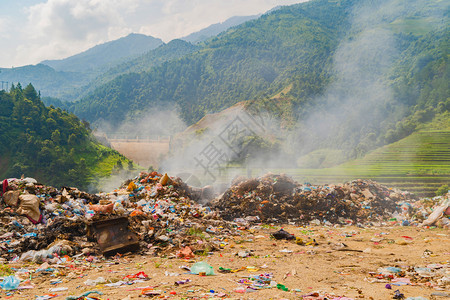 在越南的MuCangChai山区的稻田梯附近大垃圾堆塑料袋和垃圾焚烧图片