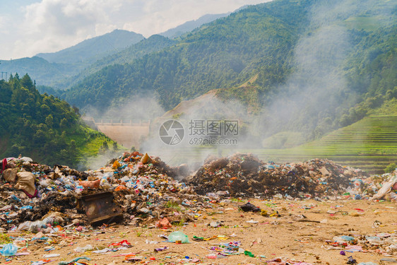 在越南的MuCangChai山区的稻田梯附近大垃圾堆塑料袋和垃圾焚烧图片