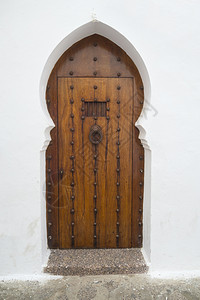在摩洛哥Asilah的梅迪纳装饰铜的旧木门图片