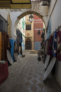 摩洛哥阿西拉市内有商品的狭小老街道图片