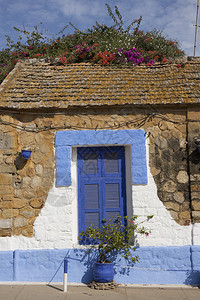 摩洛哥Assilah用蓝色百叶窗保护的传统摩洛哥窗户图片