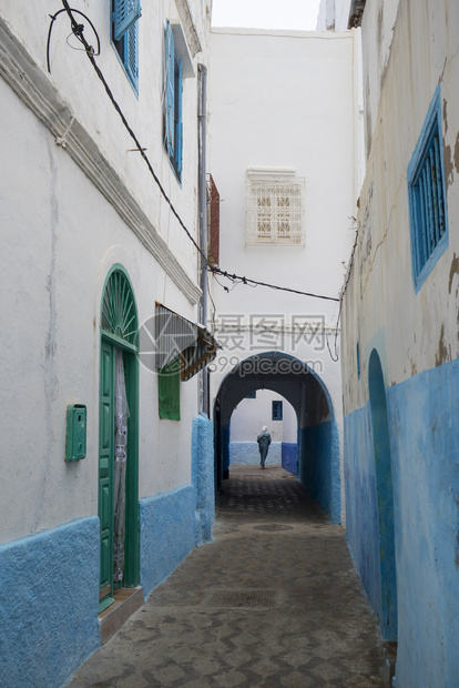 摩洛哥阿西拉市内狭窄的老旧街道和大门图片