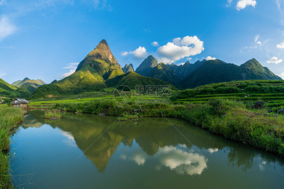 夏季芬西潘山谷日落时湖旅行和假日期概念越南萨帕自然景观背图片