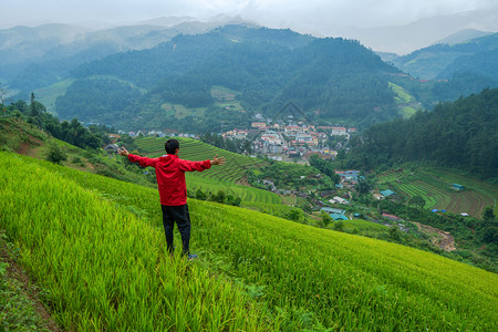 mubai农村的稻田小边观望亚洲旅游男子夏季行和假期概念图片素材