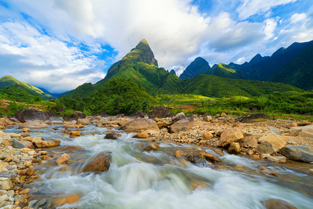 夏季芬西潘山谷日落时湖旅行和假日期概念越南萨帕自然景观背图片