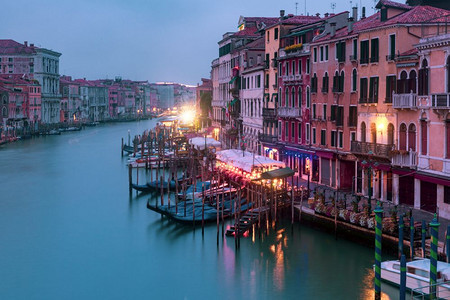 意大利威尼斯大运河边的夜景图片