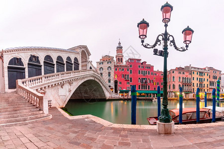 著名的里亚尔托大桥在意利威尼斯运河上空的全景意大利威尼斯里亚尔托大桥图片