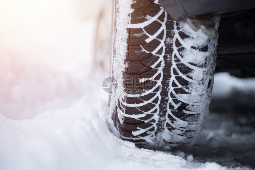 轮胎行驶在被雪覆盖图片