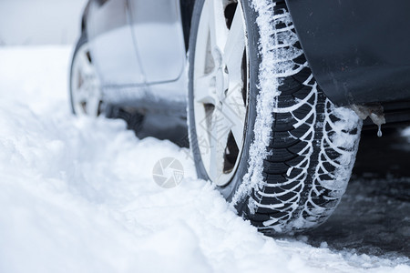 轮胎行驶在被雪覆盖图片