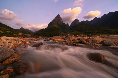 夏季芬西潘山谷日落时湖旅行和假日期概念越南萨帕自然景观背图片