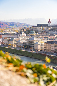 秋天的萨尔茨堡历史区色彩多的叶子和阳光颜色奥地利图片
