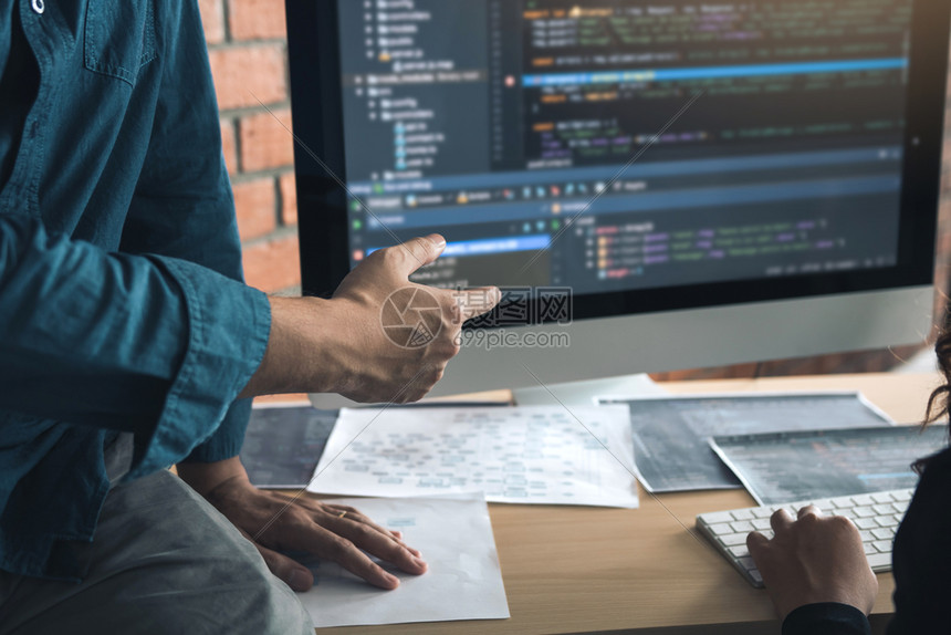 在一个软件工程师中开发编和码技术在办公室共同开发应用程序图片