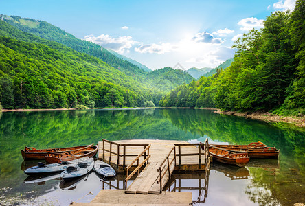 黑山公园BiogradskaGora的生物格拉底斯卡湖上的船图片