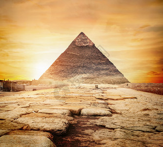 埃及金字塔沙漠和清空天中的埃及金字塔图片
