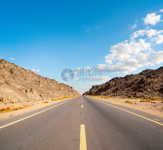 埃及沙漠山区的公路图片