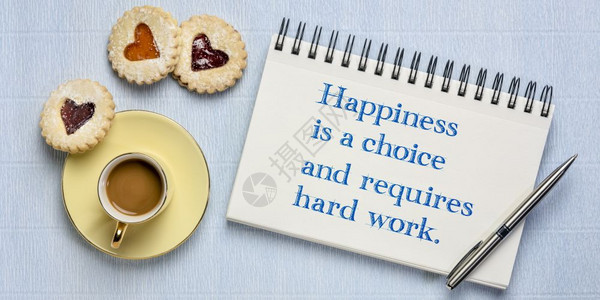 幸福是一种选择需要努力工作在螺旋笔记本上用咖啡和心饼干来引用鼓舞人心的言图片