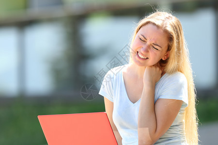 学生抱怨在大校园室外露户颈部痛哭图片素材