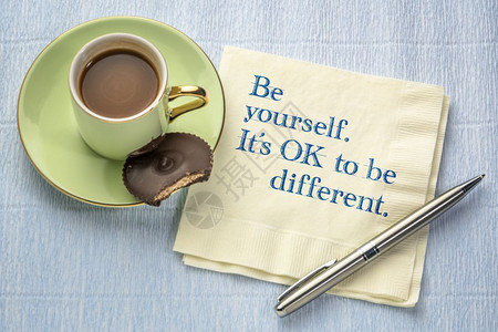 做你自己吧改变是好的用咖啡杯个人发展和自我改善的概念在餐巾纸上引用灵感图片