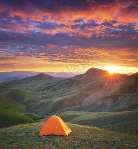 山顶帐篷徒步旅行和自然构成图片