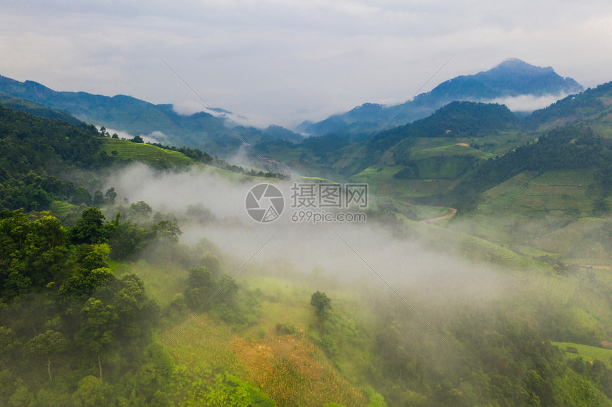 稻田梯MuCangChaiYenBai农村或地区绿色业田亚洲和越南日落时山峰谷的空中最高景象自然观背图片