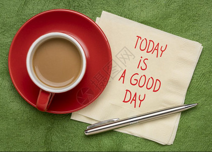 今天是一个很好的日记肯定的笔迹在餐巾纸上与一杯咖啡图片