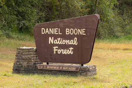 一个木路标志了丹尼尔波恩森林的边界图片