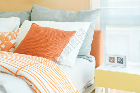睡床旁边的夜桌上现代风格闹钟流行风格的床铺彩色方案图片
