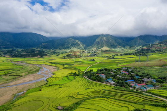 夏季Fansipan山区谷的空中景象有稻田梯农村地区的绿色田旅行和假期概念越南萨帕自然景观图片