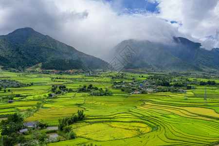 夏季Fansipan山区谷的空中景象有稻田梯农村地区的绿色田旅行和假期概念越南萨帕自然景观图片