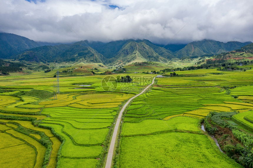 夏季Fansipan山区谷的空中景象有稻田梯农村地区的绿色田旅行和假期概念越南萨帕自然景观图片