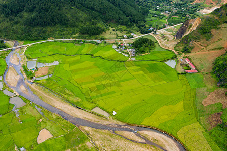 西梯宏村夏季Fansipan山区谷的空中景象有稻田梯农村地区的绿色田旅行和假期概念越南萨帕自然景观背景